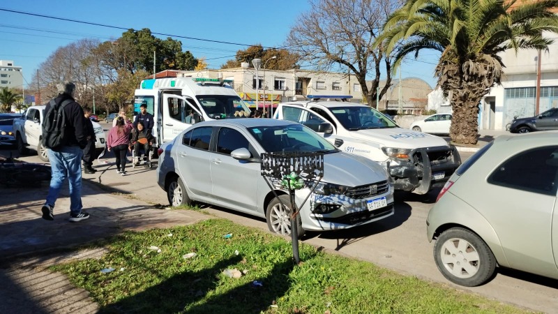 Una mujer sufri contusiones al ser encerrada por una camioneta